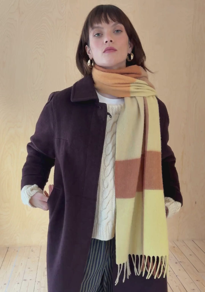 Écharpe oversize en laine d'agneau à carreaux couleur babeurre et marron