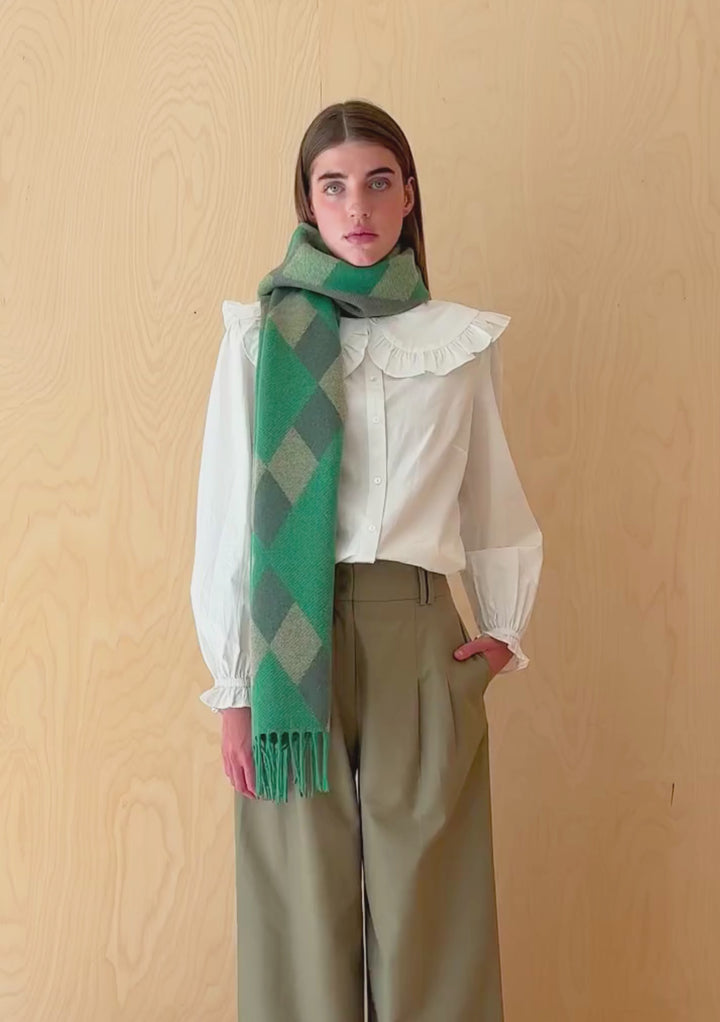 Écharpe surdimensionnée en laine d'agneau en jacquard à losanges verts