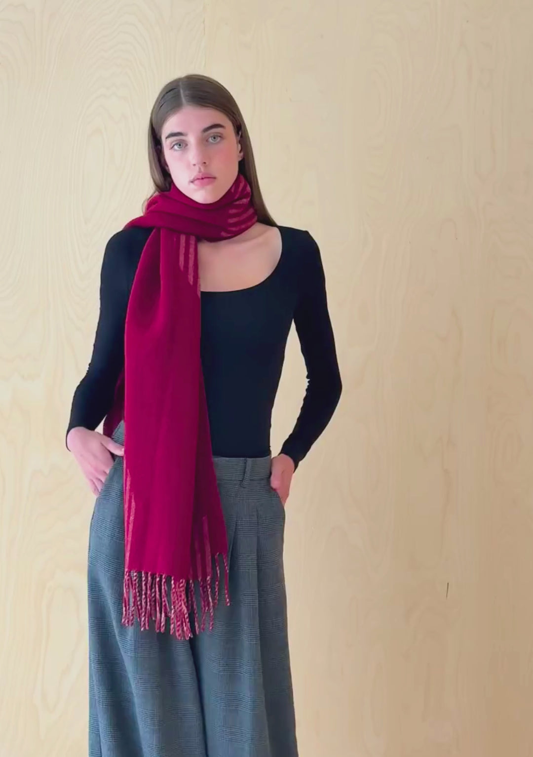 Écharpe oversize en laine d'agneau bordeaux ondulée