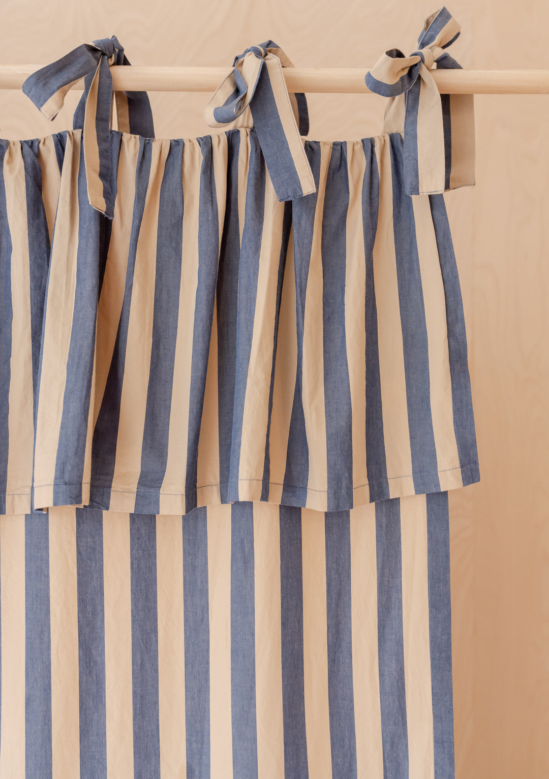 Paar Baumwollvorhänge mit Bindeband, marineblau gestreift 