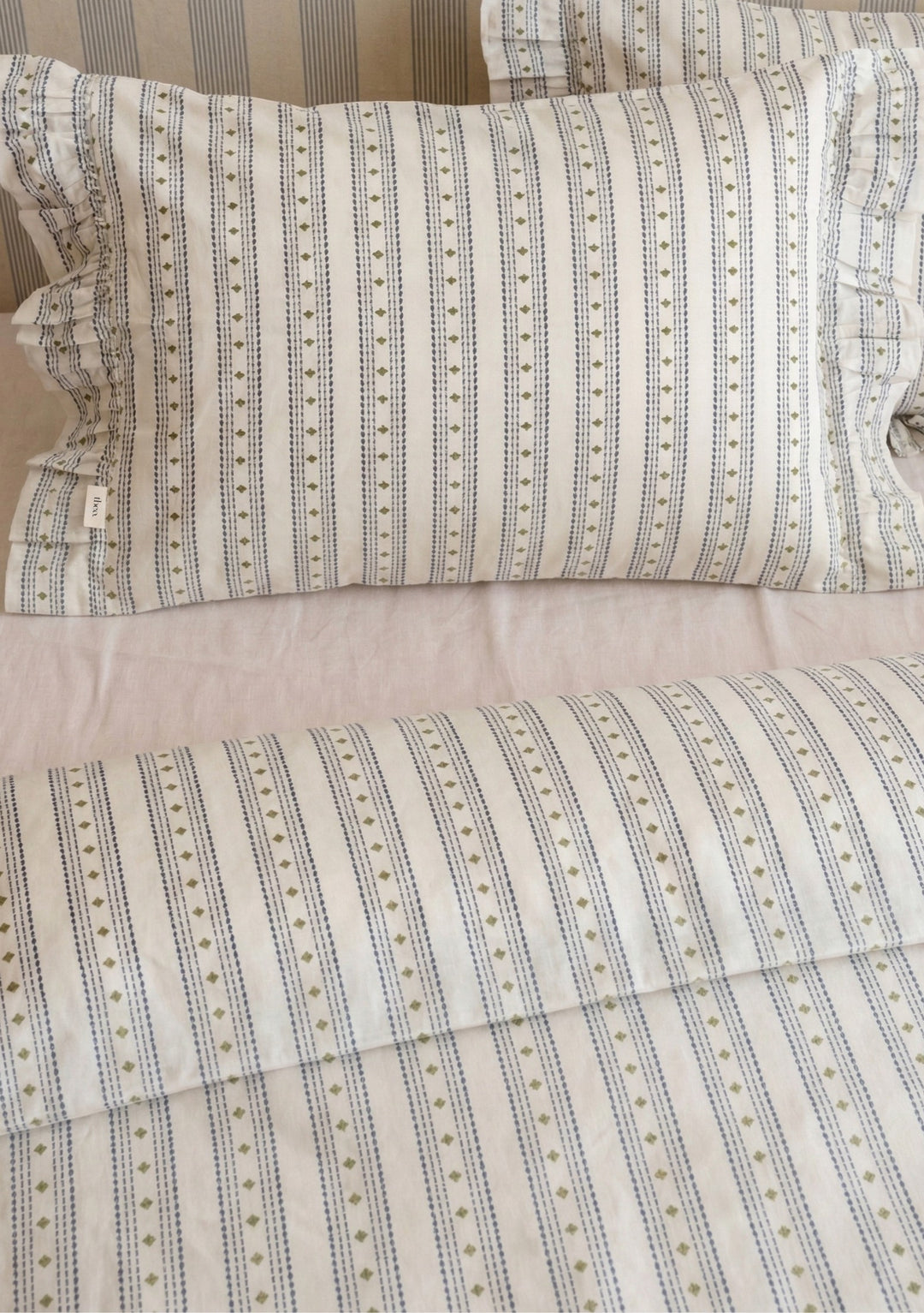 Parure de lit en coton bleu marine à petits motifs floraux : housse de couette et taies d'oreiller assorties.