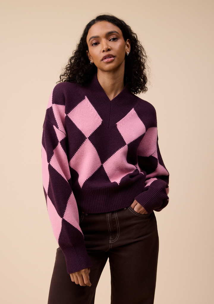 Pull court en laine mérinos à col en V rose et à motif losanges figue