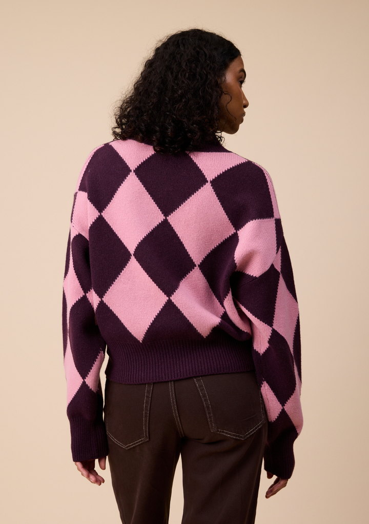 Pull court en laine mérinos à col en V rose et à motif losanges figue