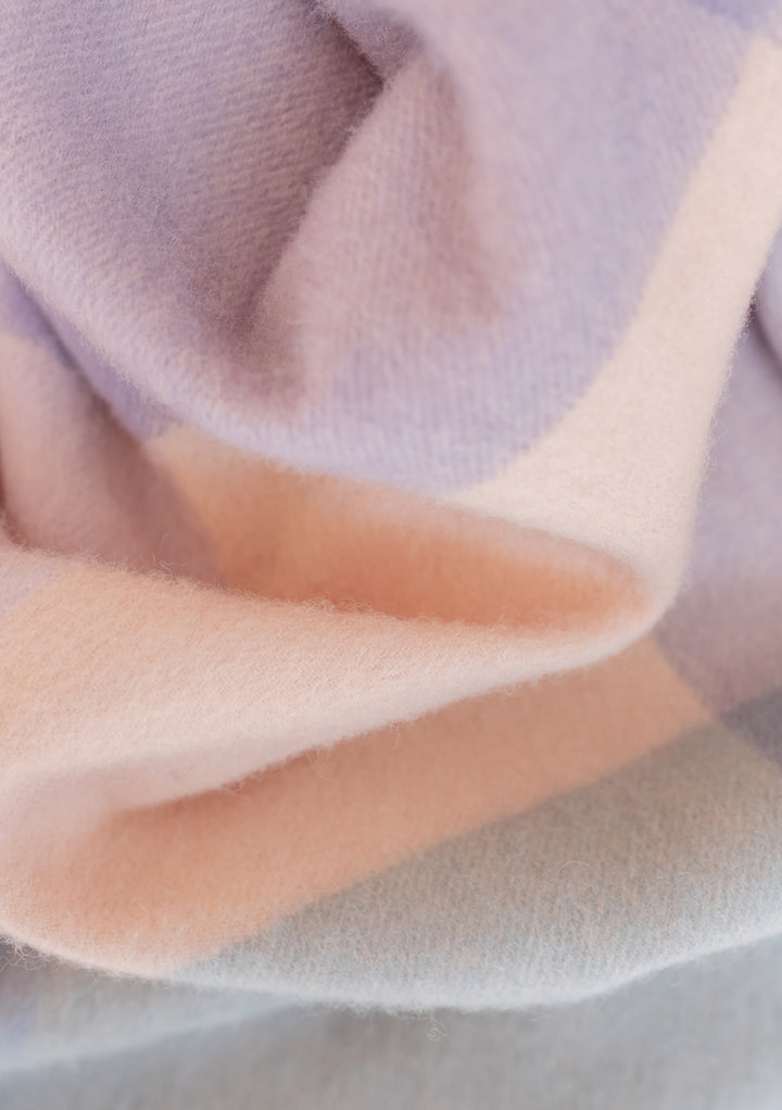 Couverture pour bébé en laine d'agneau à carreaux lilas 