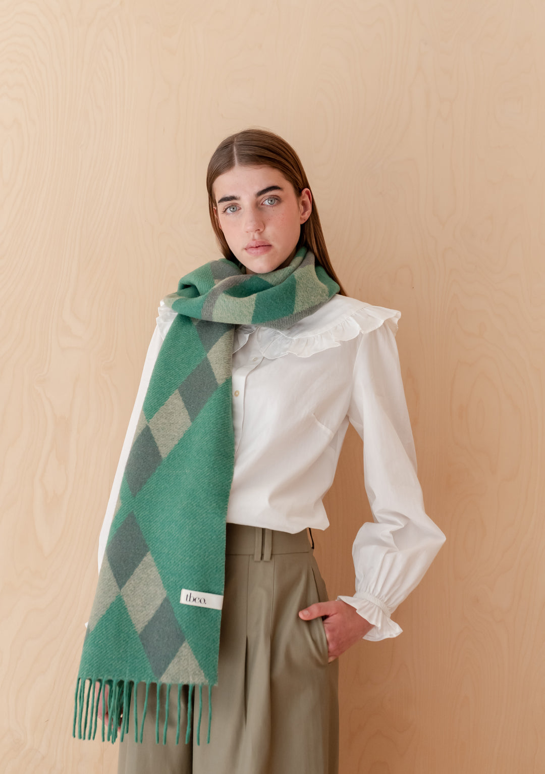 Übergroßer Schal aus Lammwolle in grünem Rauten-Jacquard 