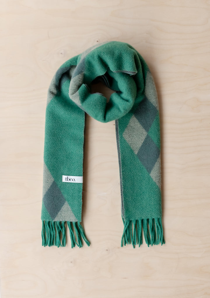 Übergroßer Schal aus Lammwolle in grünem Rauten-Jacquard 