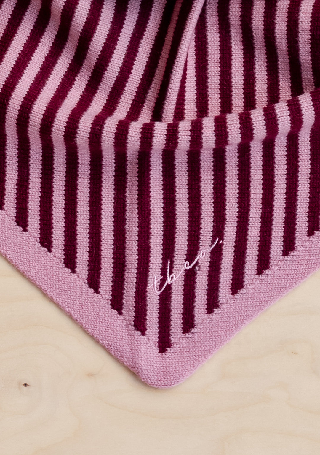 Großer Merino-Dreiecksschal mit rosa Streifen 
