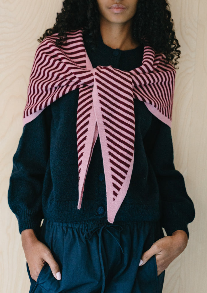 Großer Merino-Dreiecksschal mit rosa Streifen 