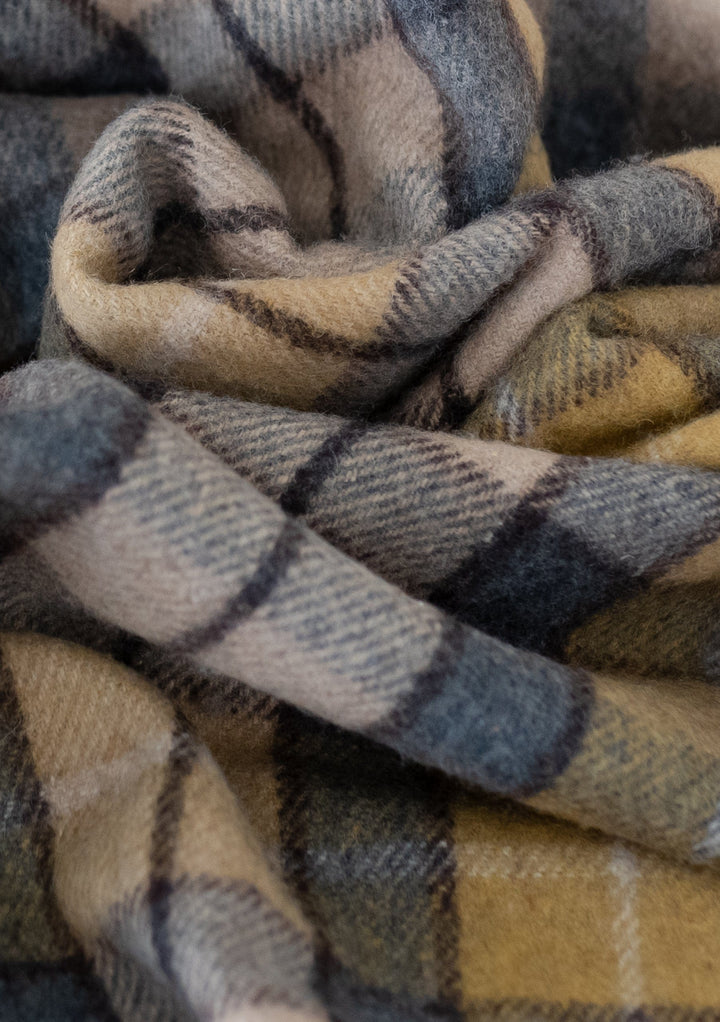 Picknickdecke aus recycelter Wolle in Buchanan Natural Tartan 
