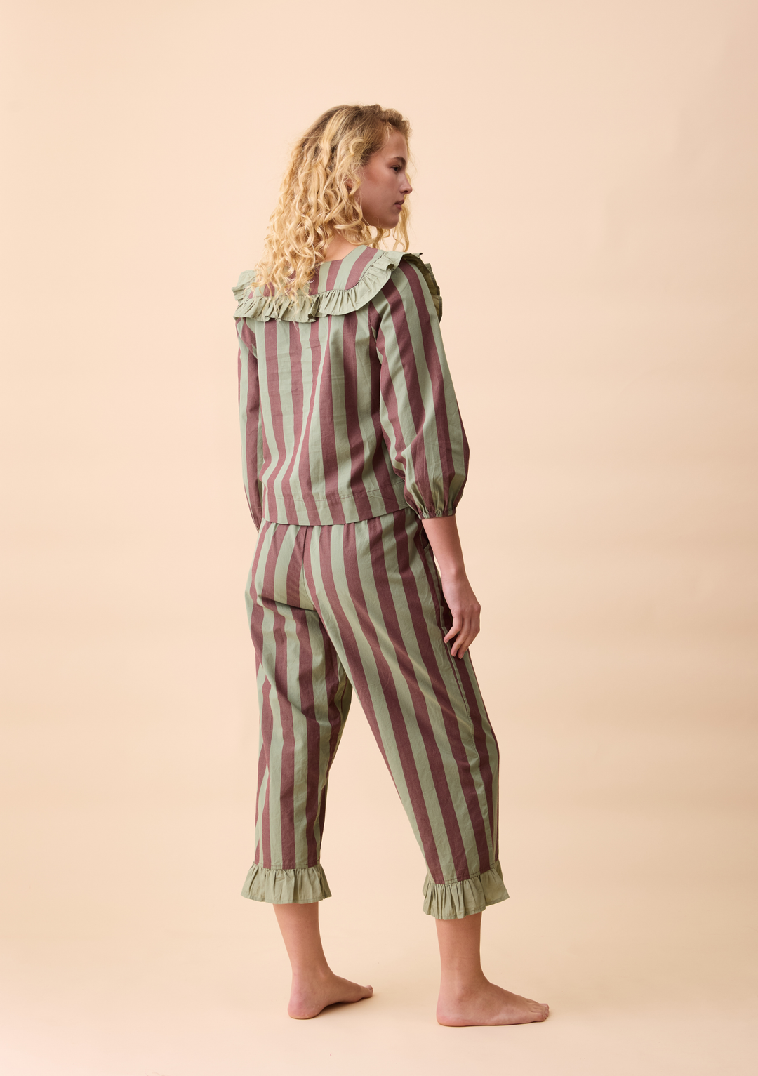 Pyjama en coton à rayures sauge et marron avec volant