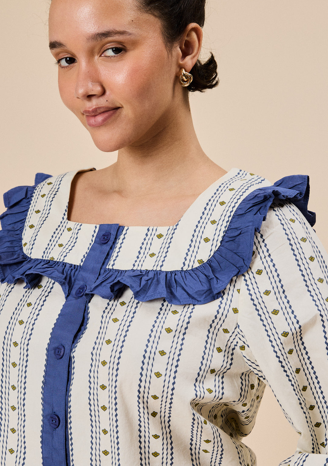 Kurzer Baumwollpyjama in Marineblau mit zartem Blumenmuster