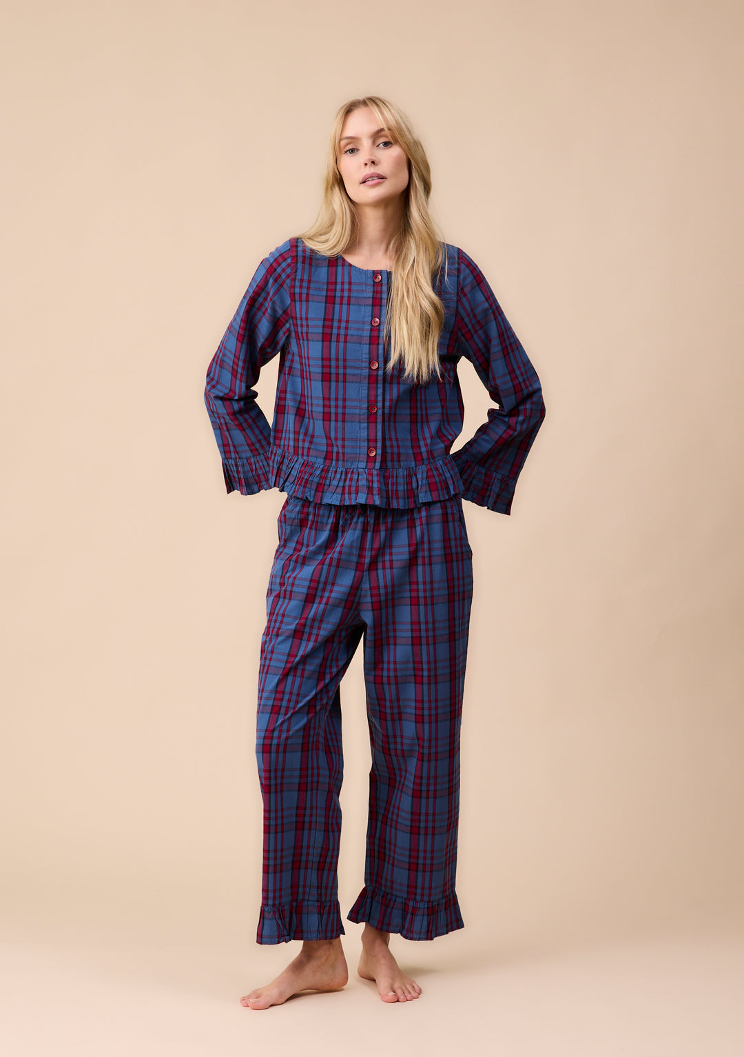 Gekürzter Baumwollpyjama in marineblauem Schottenkaro mit Rüschen