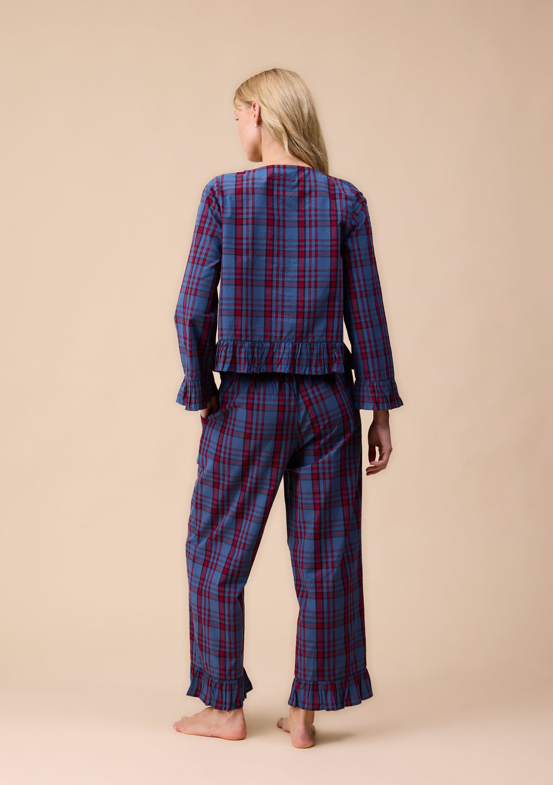 Gekürzter Baumwollpyjama in marineblauem Schottenkaro mit Rüschen