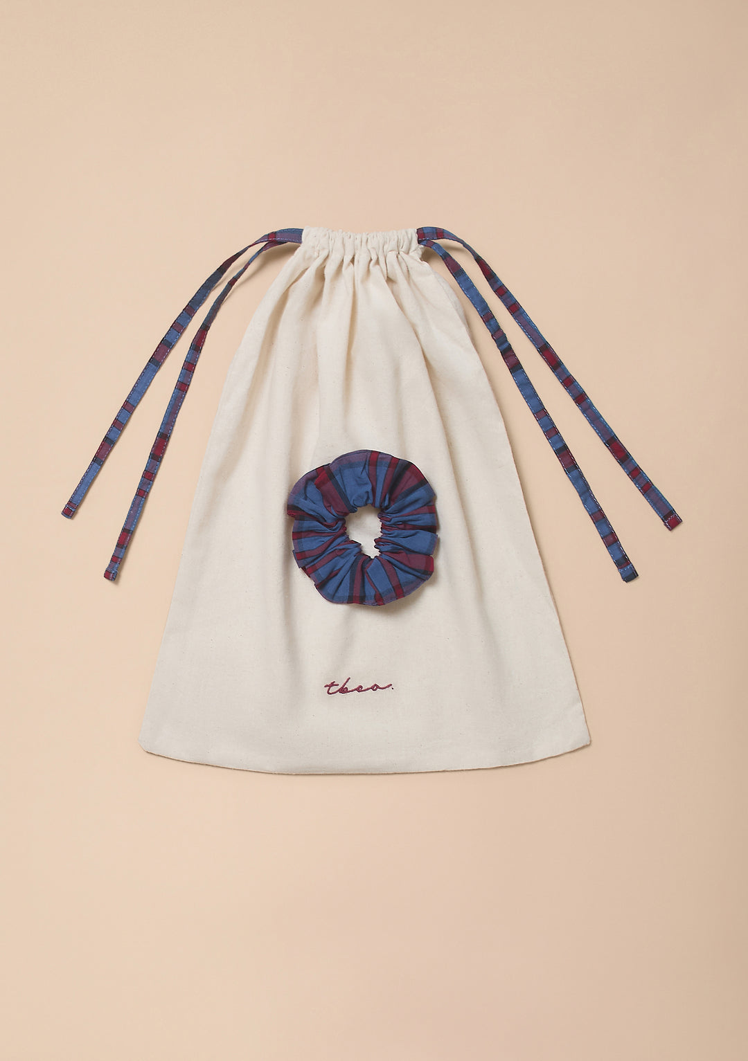 Gekürzter Baumwollpyjama in marineblauem Schottenkaro mit Rüschen
