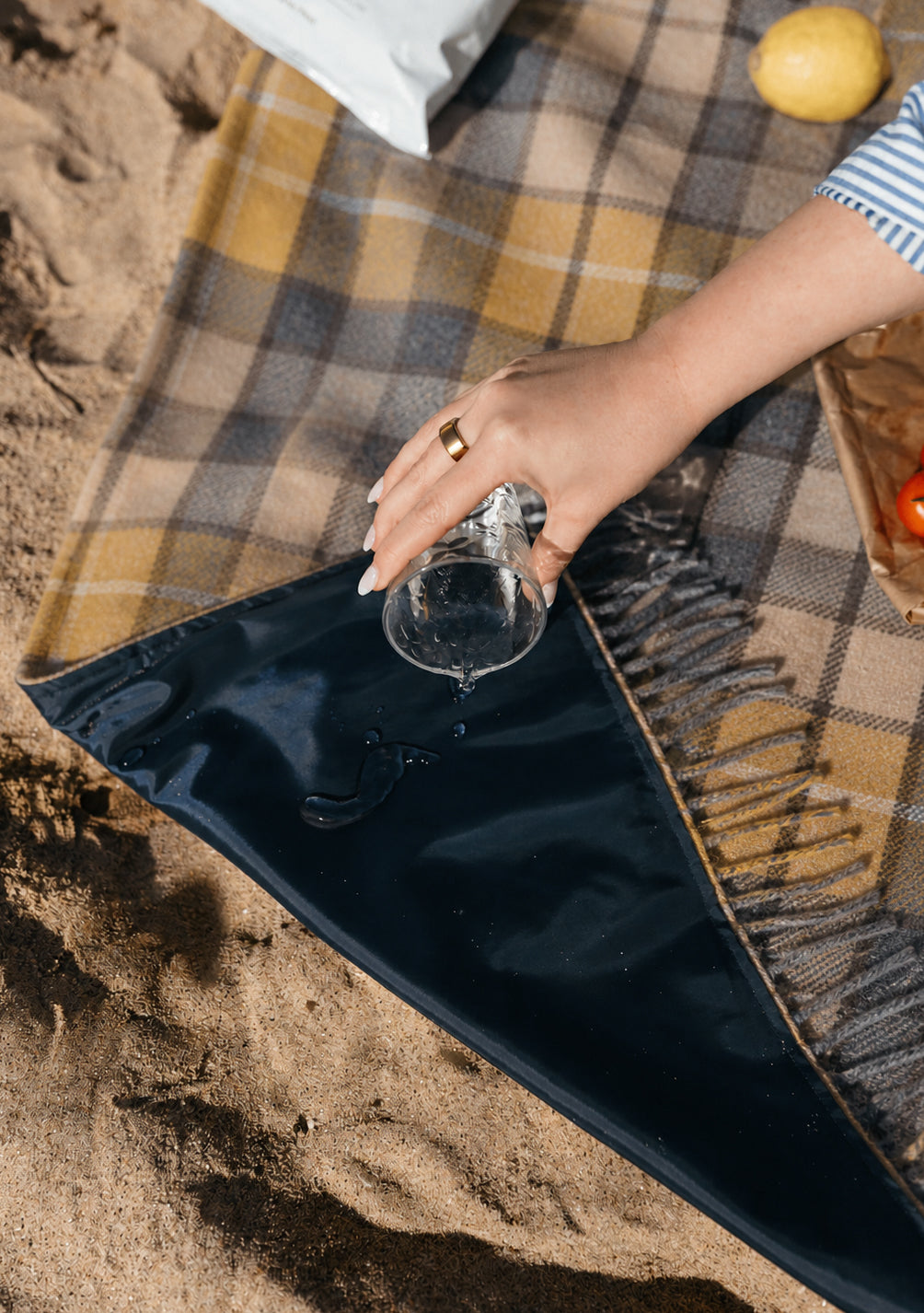 Picknickdecke aus recycelter Wolle in Buchanan Natural Tartan 