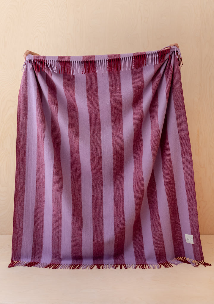 Couverture en laine recyclée à rayures lilas et diamants 