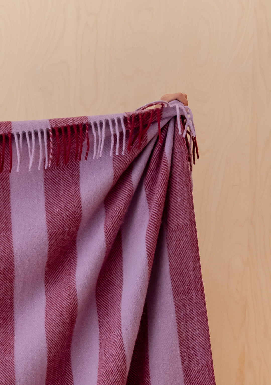 Couverture en laine recyclée à rayures lilas et diamants 