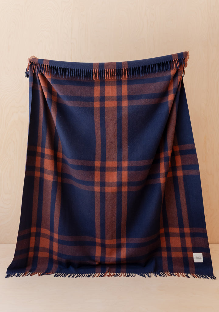 Couverture en laine recyclée à motif tartan moderne bleu marine