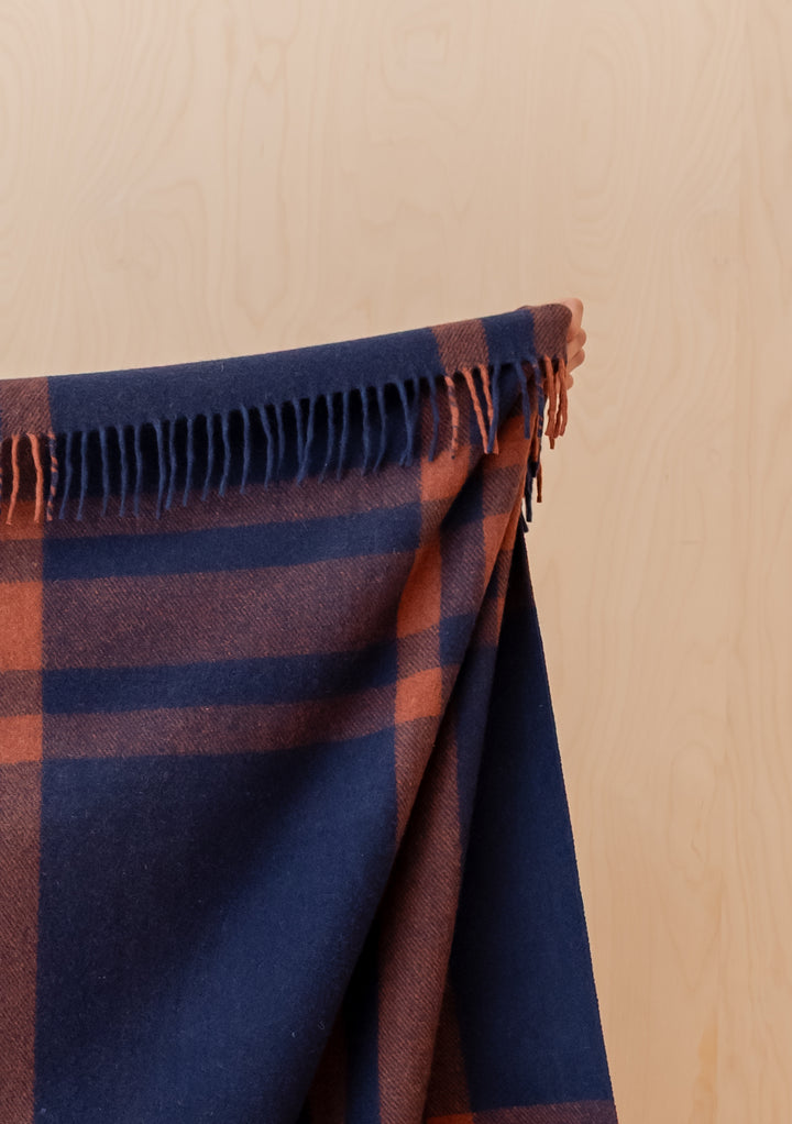 Couverture en laine recyclée à motif tartan moderne bleu marine