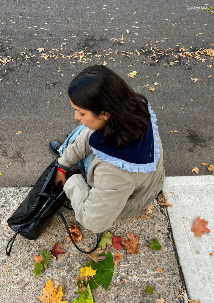 Écharpe triangulaire en laine mérinos à volants bleu marine 