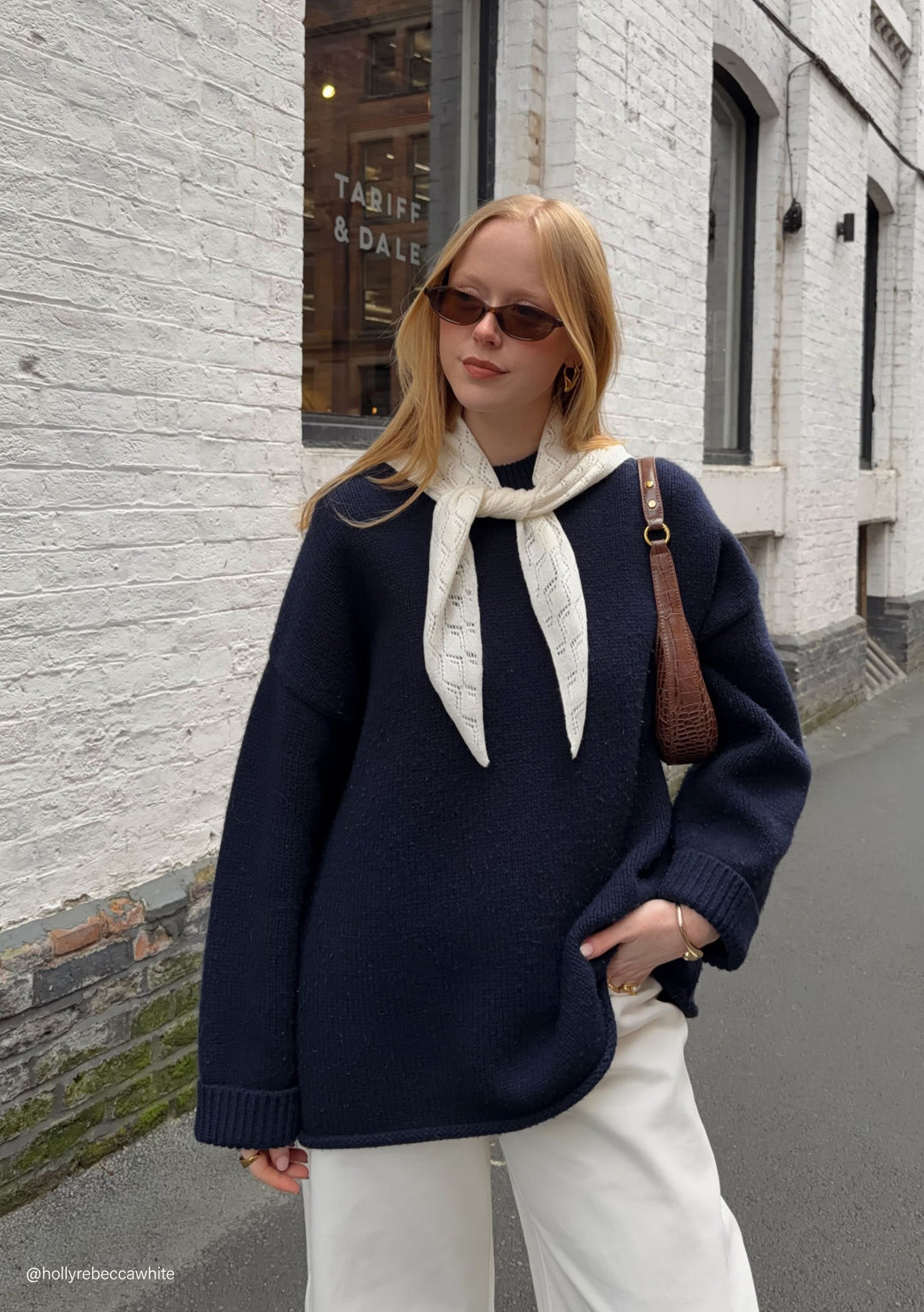 Dreiecksschal aus Merinowolle in Weiß mit Lochmuster 