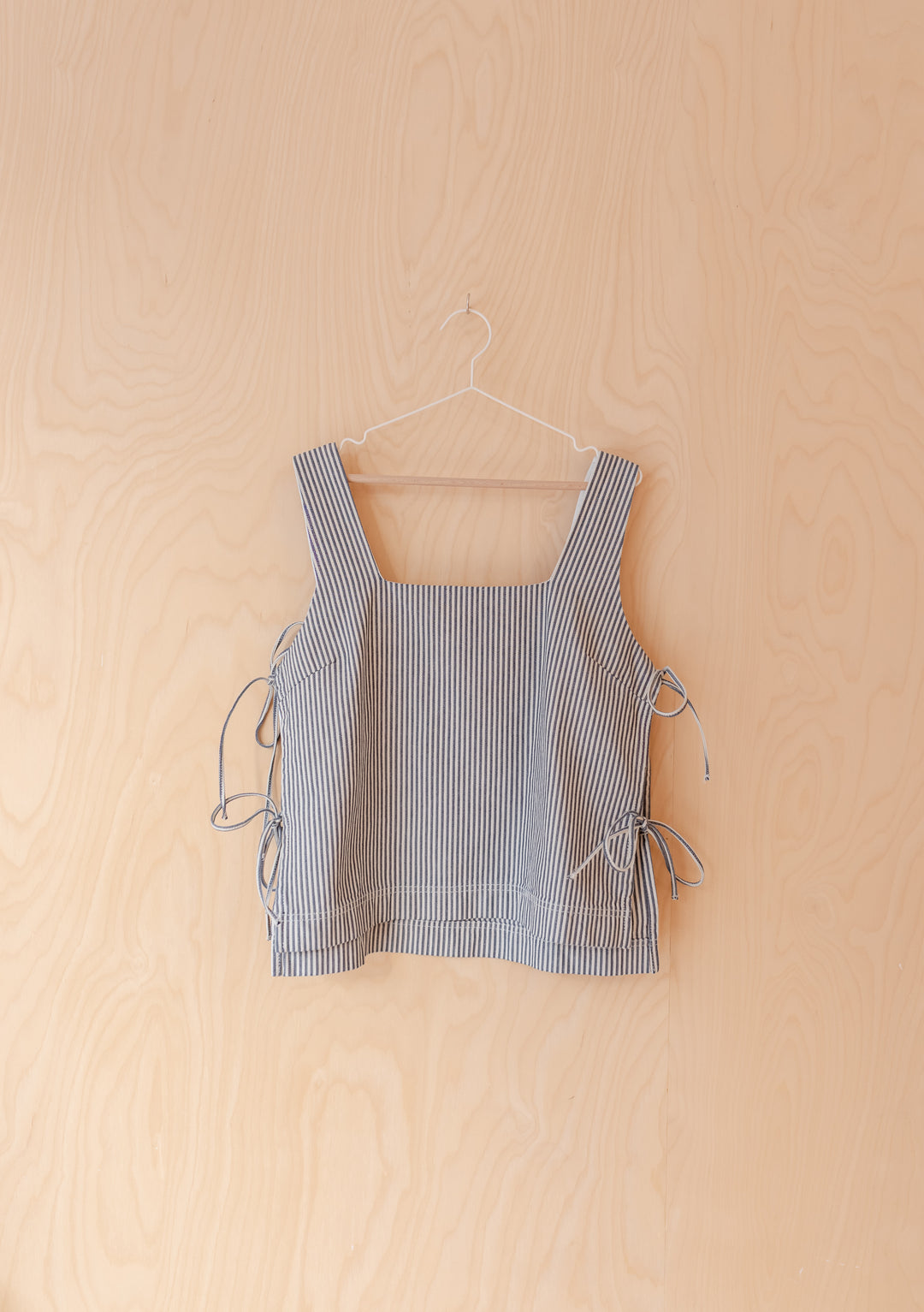 Denim-Top mit seitlichem Bindeband und Fischgrätmuster