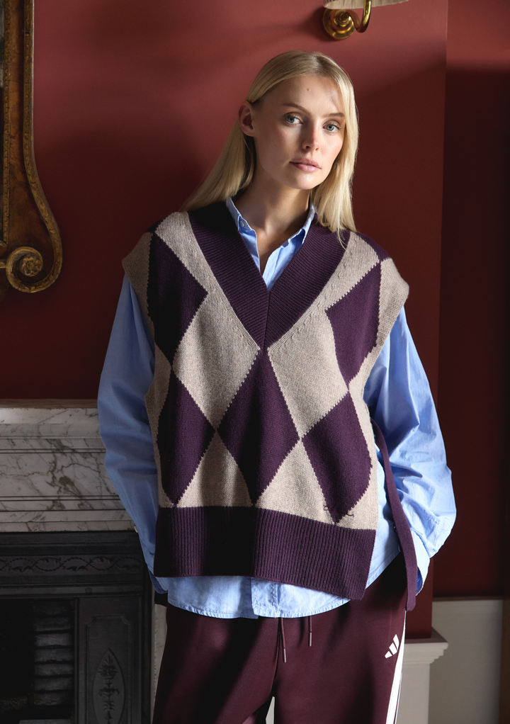 Merino Wool Oversized V-Neck Vest in Fig Argyle
