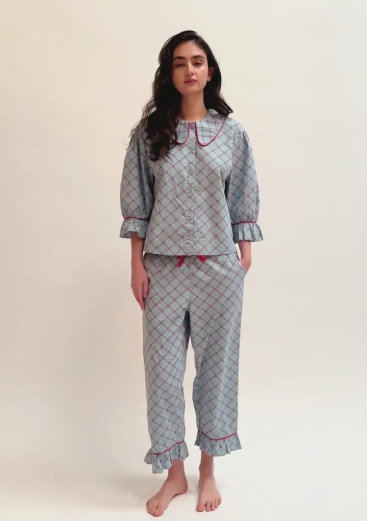 Kurzer Baumwollpyjama mit blauem Karomuster 