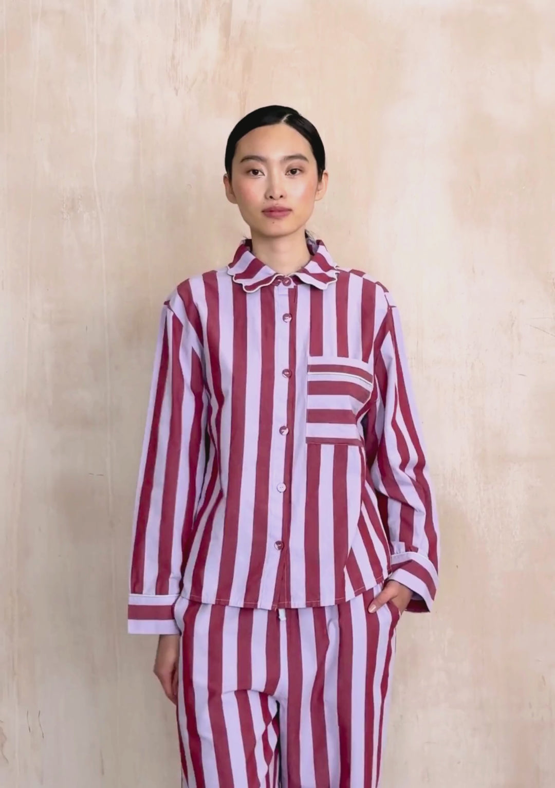 Baumwollpyjama mit lila Streifen 