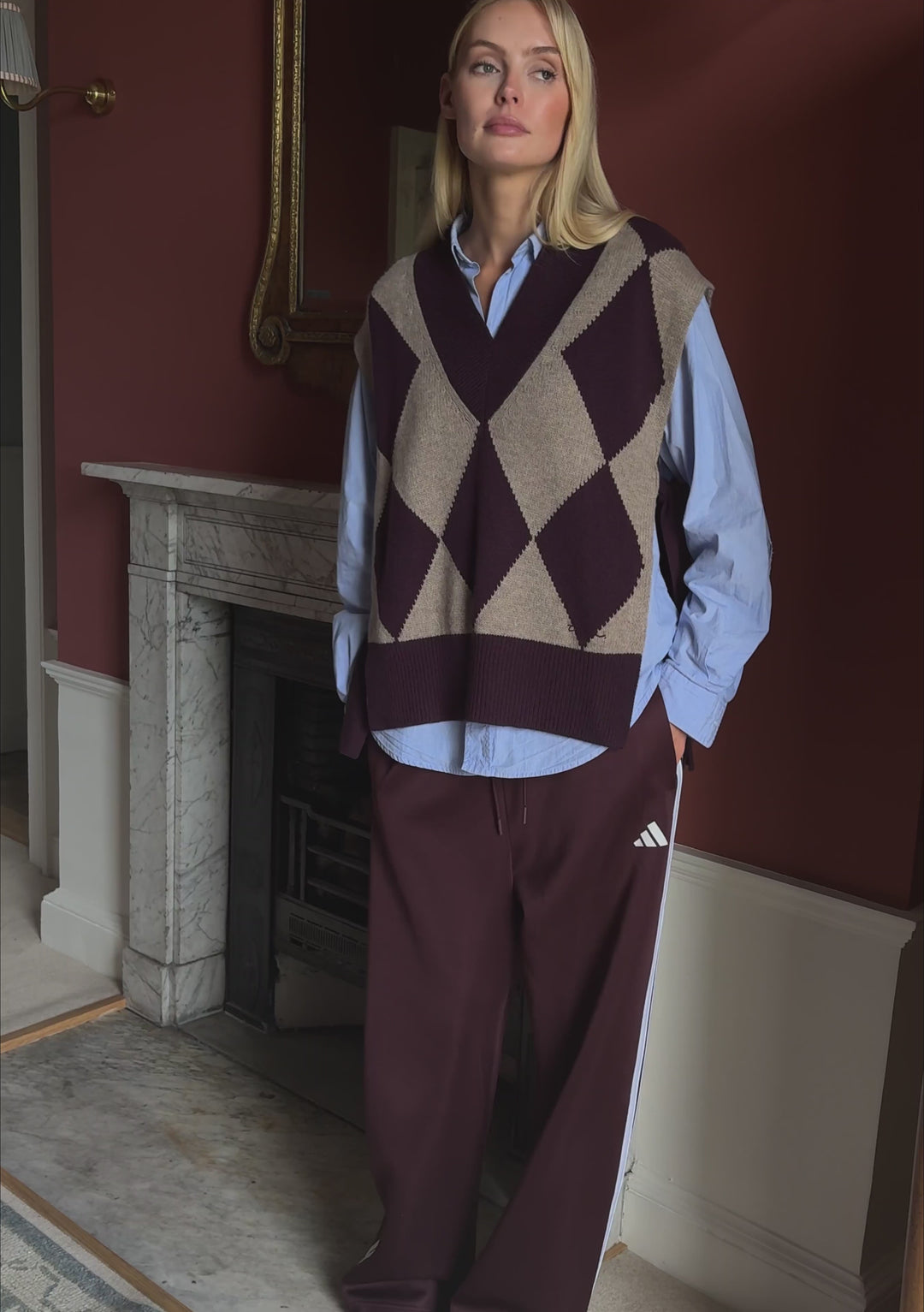 Gilet oversize en laine mérinos à col en V motif losanges couleur figue