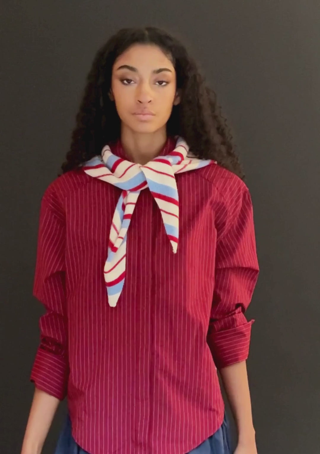 Écharpe triangulaire en laine mérinos à rayures bleues et rouges 