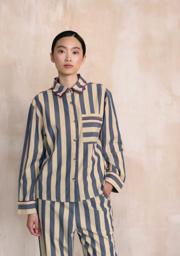 Baumwollpyjama mit marineblauen Streifen